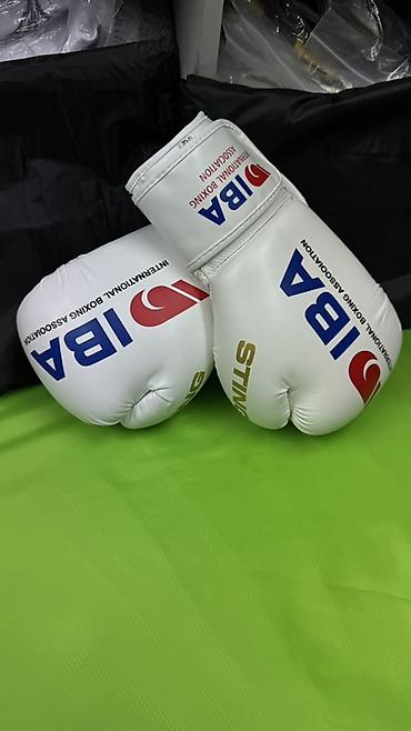 boxing: Боксерские перчатки IBA (International Boxing Association), белые. - — 2