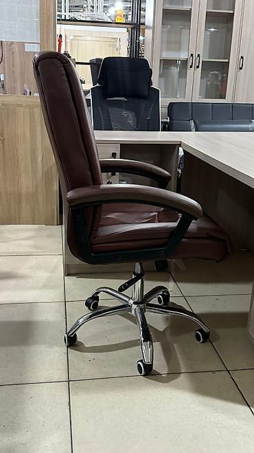 Офисные кресла: Офисное кресло с мягкой сидушкой и спинкой обеспечивает комфорт во — 11