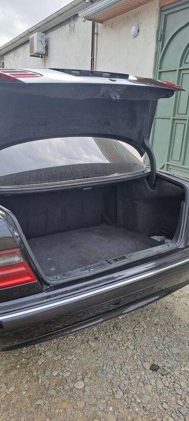 Mercedes-Benz: Mercedes-Benz E-Class (W210), qara rəng, sedan kuzov. Xarici — 8