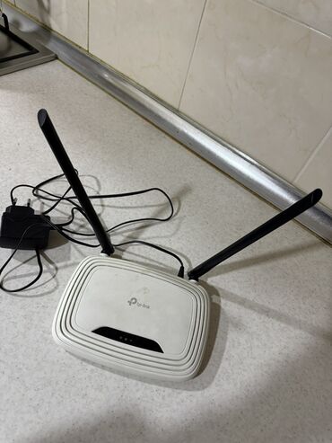 mobil wifi router: TP-Link Wi‑Fi router - Model: TP-Link (şəkildəki klassik ağ korpus, 2