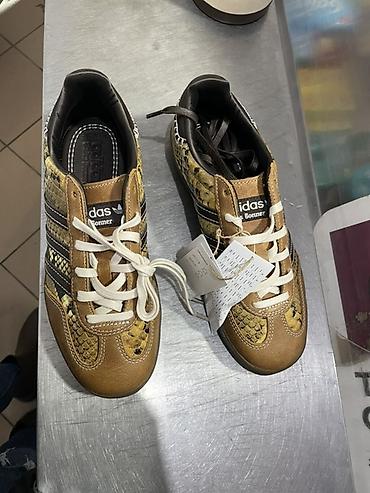 torba aldo: Adidas x Wales Bonner – uniseks patike sa zmijskim printom - Model — 2