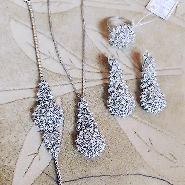 Zərgərlik əşyaları: Dəstə daxildir: Bilərzik, Boyunbağı, Sep, Swarovski, Ağ qızıl, 585 Əyar, 2388 g — 3