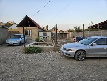 шыны на трактор: Серебристый седан Mitsubishi Galant с четырьмя дверями, классической