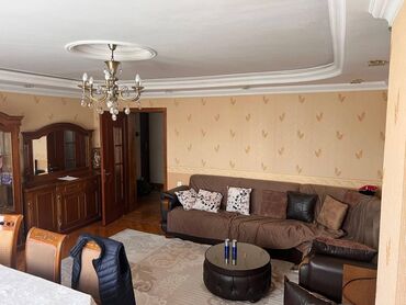 kiraye ev maştaga: 28 may metrosuna yaxin bina evi 5/5 mertebesi lift var 3 otaq kiraye
