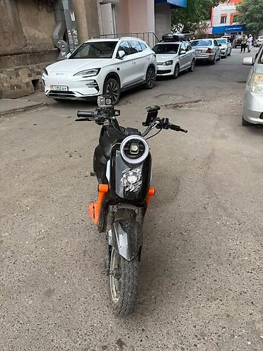 Электроскутер / электромопед в компактном городском формате. Подходит