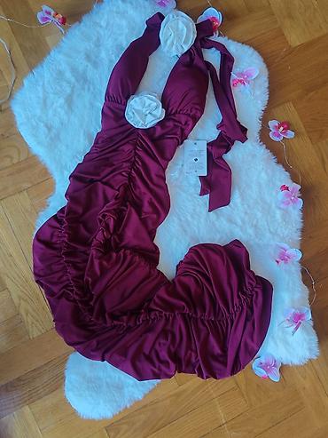 Elegantna večernja haljina u boji burgundca, dužine do poda, sa