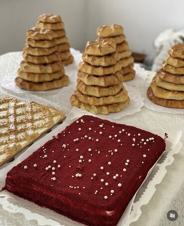 Выпечка, хлебобулочные изделия: Домашняя выпечка в больших прямоугольных формах. Ассортимент: - — 21