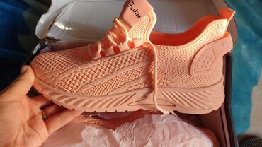 Другая женская обувь: Продаю летнюю обувь. кроссовки 39 размер, шлепки детские 36-37размер — 5