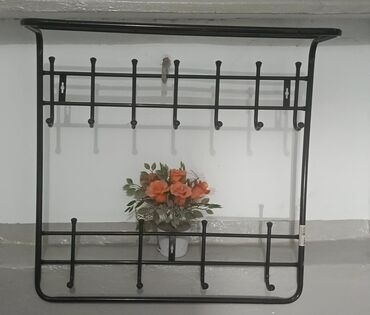 обувная полочка: Настенная прихожая: металлическая вешалка с полкой и дополнительными