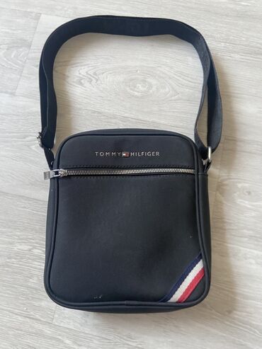 купить кожаный портфель мужской: Классическая мужская барсетка Tommy Hilfiger черного цвета. Модель