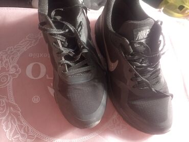 прокат мужских костюмов [возьми на прокат] бишкек фото: Черные кроссовки Nike унисекс с технологией GORE-TEX, идеально