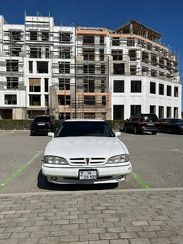 Pontiac Bonneville sedan – ağ rəng, tam ölçülü Amerikan sedanı. salam