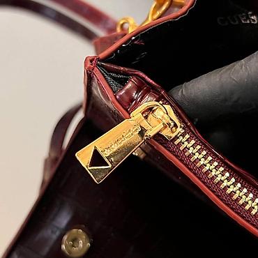 GUESS 1981 ženska torba – elegantna mini/medium top‑handle silueta sa na lalafo.rs GUESS 1981 ženska torba – elegantna mini/medium top‑handle silueta sa