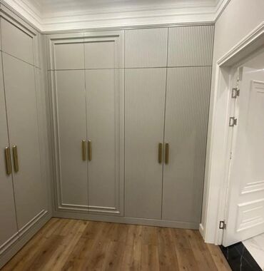 Кухонные гарнитуры: Элегантный кухонный гарнитур, выполненный в белом цвете с золотистой — 9