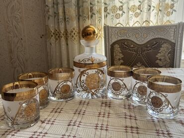 murebbe qablari: (viski qabi dest) Bu dəstə şüşə materialdan hazırlanmış bir dekanter