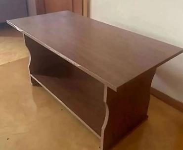 Masalar: Açıq qəhvəyi rəngdə, taxta materialdan (laminat/LDSP) hazırlanmış — 2