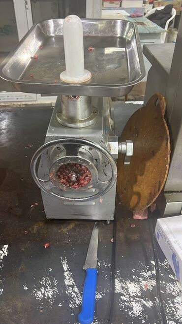 промышленная шнековая соковыжималка: Промышленная электрическая мясорубка из нержавеющей стали. Срочно