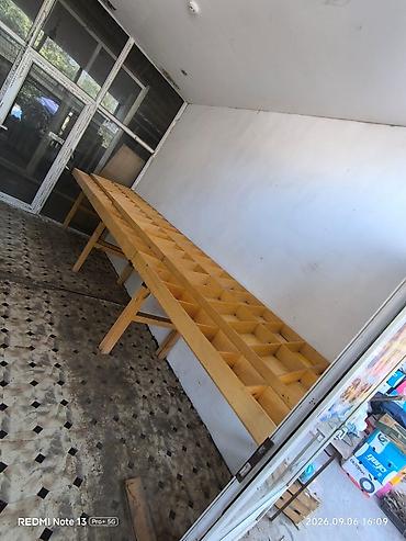 Rəf vitrinləri: Məzmunlu taxta vitrin/raf masaları - Məhsul: Mağaza üçün bölməli — 12