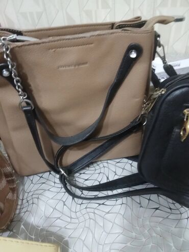 Çantalar: Çiyin çantası, Charles & Keith, İşlənmiş