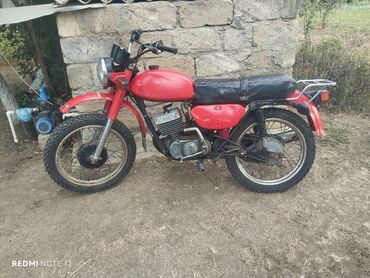 maşın qoşqu: Qırmızı rəngdə İJ motosiklet, cüt sərt pilləkənlərə malikdir. Qara