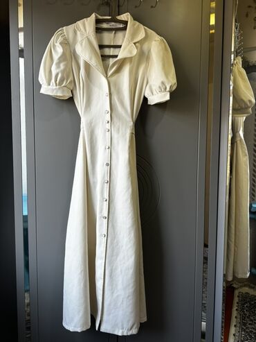 платье халат ниже колена: Платье миди молочного оттенка с застёжкой на пуговицы по всей длине