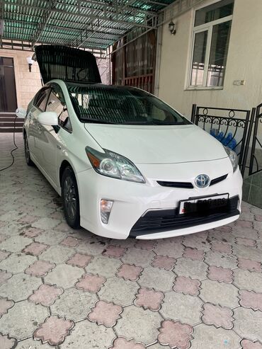 аренда машину: Toyota Prius: 2014 г., 1.8 л, Автомат, Гибрид, Хэтчбэк