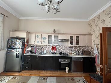 Rəflər: Satilir metbex 500 azn.Olcusu 5 m.Uzerinde qaz+aspirator +moyka
