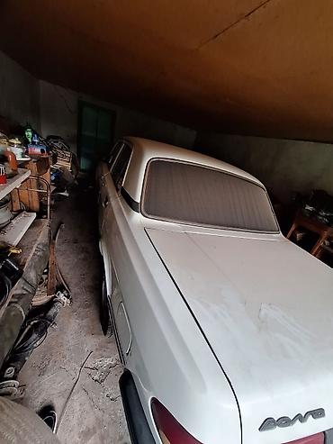 QAZ: GAZ Volga 3110, ağ rəng, sedan gövdə. Nömrə nişanı: 05-BD-556 (AZ) — 3