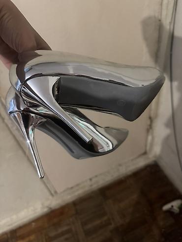 Tuflilər: Gümüşü xrom rəngli qadın stilettosu - Model: Klassik sivri burunlu — 2