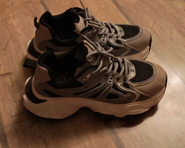 женские кофты со шнуровкой: Sneaker tipli qadın ayaqqabısı "Cropp" firması, Polşadan. Yenidir. -