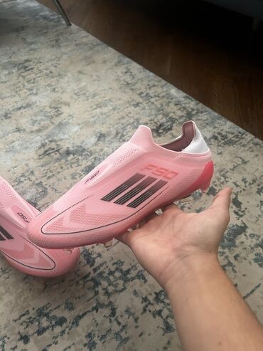 Ayaqqabılar: Adidas F50 krampon – çəhrayı rəngli, bağsız (laceless) model. Sürət və