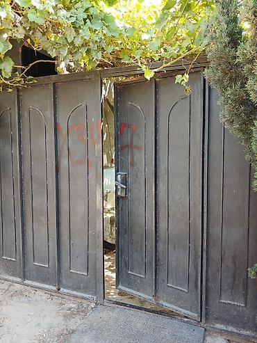 Darvaza yaxşı vəziyyətdə açılan tayın aşağısında yüngül çürük var amma