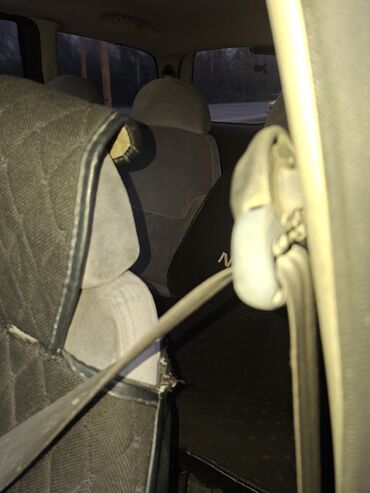 Ford: Ford Galaxy, ağ rəng, miniven/krossover sinfi. Xarici xüsusiyyətlər — 9