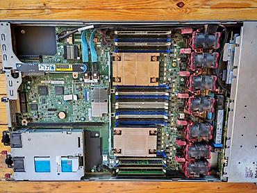 Серверы: HPE ProLiant DL360 Gen9 – 1U rəqəmsal infrastruktur üçün güclü rack — 4
