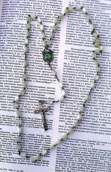 Ogrlice: Antikne brojanice staklene perle Raspeće krst ogrlica Italy. Antikna — 1