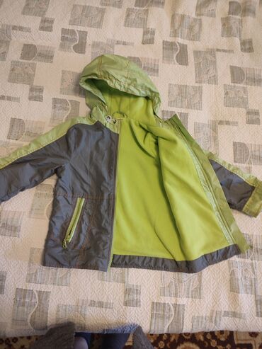 флисовые спортивки: Куртка на 3-4 года,плащевка на флисовой подкладке 250сом