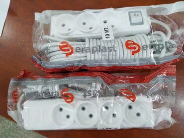 Generatorlar: Bu, Seraplast Electric tərəfindən istehsal edilmiş, 3 yuvalı və açarlı