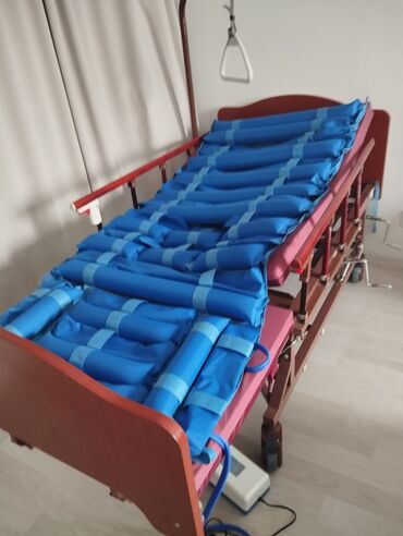 медицинская спецодежда: Медицинская кровать с боковым переворачиванием и встроенным туалетом
