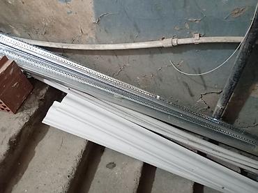qapılar plastik: Ağ rəngli qapı və tikinti materialları dəsti. Dəstə fotolarda görünən — 3