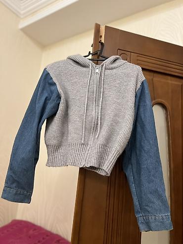 Üst geyimi: Qadınlar üçün qısa kapüşonlu kardiqan/hudi - Dizayn: Hibrid model – — 2