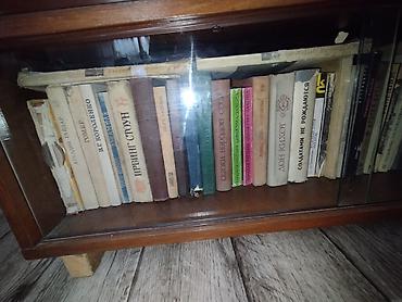Книжные шкафы: Продаю книги оптом и в розницу. Прошу 30 сом за книгу. Оптовым — 7