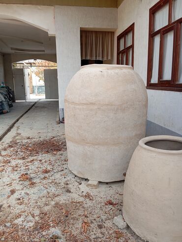 бак мусорный: Большие глиняные сосуды (квеври/амфоры) для вина, воды или ферментации