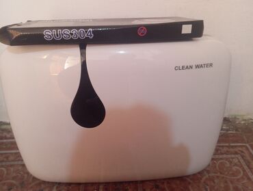спортивный костюмы: Белая водонагревательная система с надписью "CLEAN WATER"