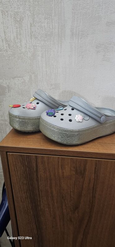 короны для девочек: Серые сабо Crocs на платформе с блеском. - Модель: классические сабо