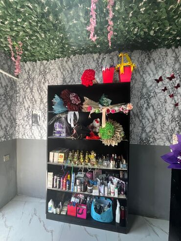 Kiçik satış nöqtəsi üçün uyğun olan bu mebel dəsti, müxtəlif