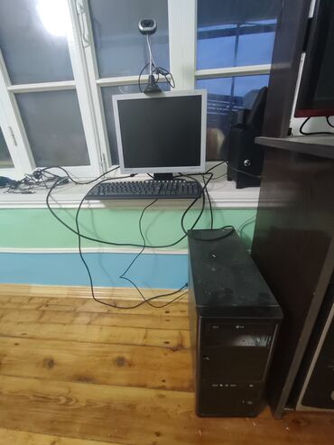 blok ваз2101: Samsung monitoru, klaviatura və veb-kamerası olan LG sistem bloku