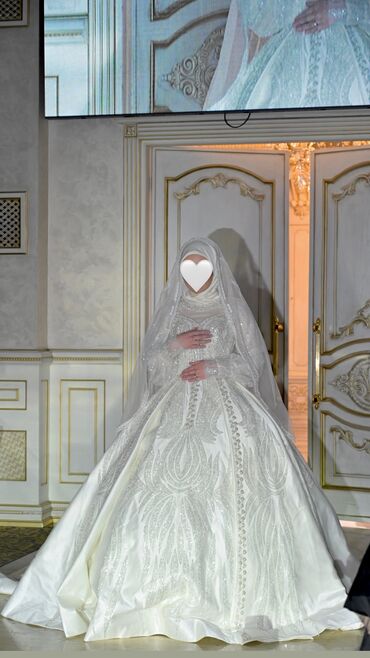 платья оптом: Продаю шикарное свадебное платье с небольшим шлейфом.Было надето один