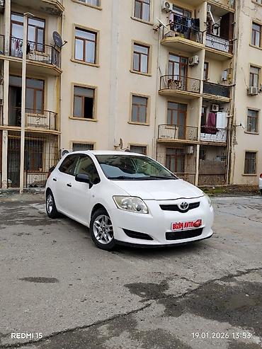 Toyota: Toyota Auris, ağ rəng, hetçbek kuzov. Əsas xüsusiyyətlər: - 5 qapı — 4