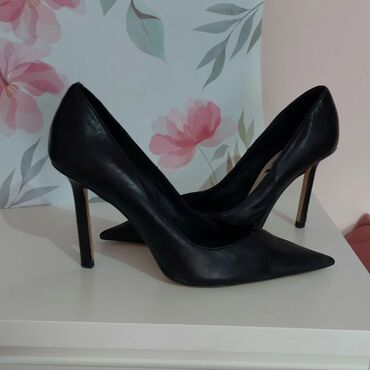 crna cipkasta haljina i cipele: Salonke, Zara, 39