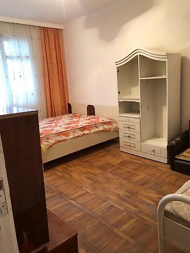Квартиры: 6mkr., Nəsimi metrosunun yanında 5/3, 1 otaqlı ev kirayə verilir. Evdə — 1